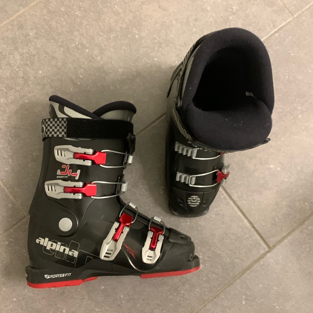 Alpine sport fit ski boots, junior size 4.5
Really clean - use 1 season